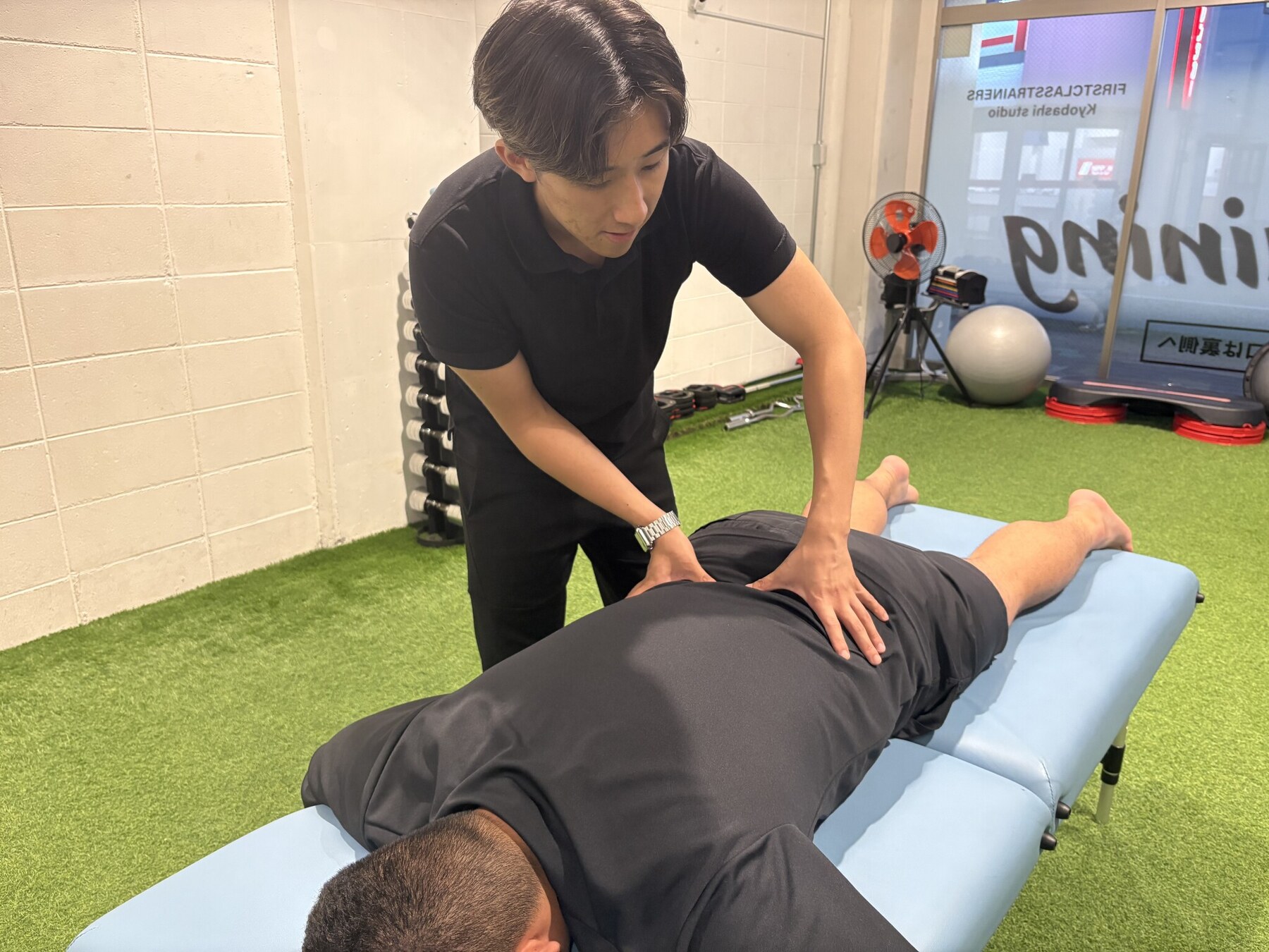 ストレッチと手技で身体をケアする谷川トレーナー